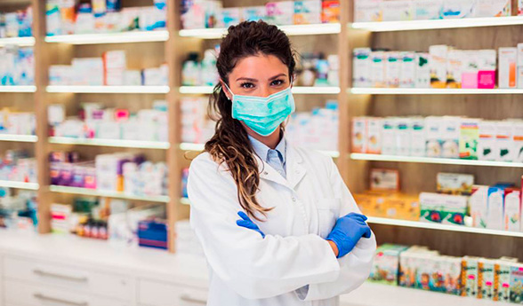 девушка которая работает в нашей аптеке рада принимать клиентов и пациентов чтобы продать качественные лекарства при онкологии